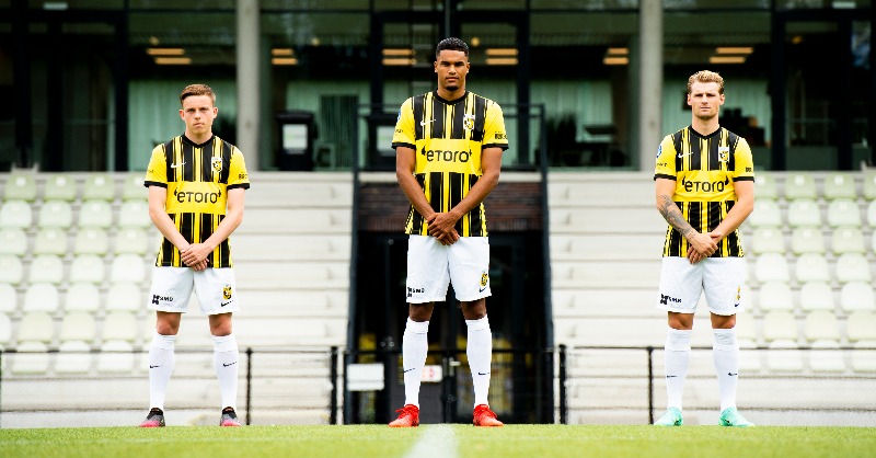 MijnVitesse's tweet photo. Met trots gepresenteerd: hoofdsponsor @eToroNL en nieuw tenue 🙌🏼 

#Vitesse