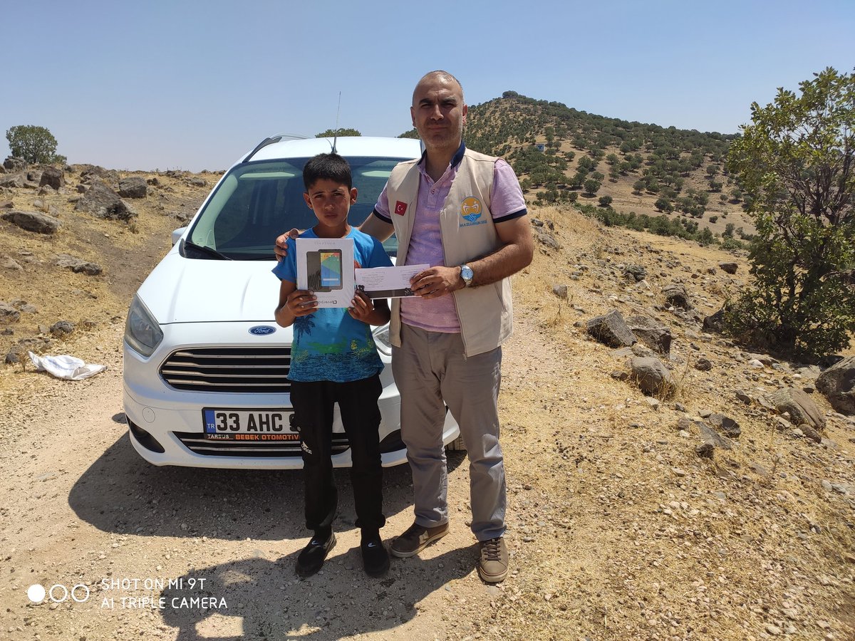 Help_Mazlum1's tweet photo. Bilgilendirme:

Elhamdülillah siz duyarlı hayırseverlerimiz sayesinde şahin kardeşimizin burs ve tableti tamam ayrıca bu çalışkan yavrumuza kıyafet, ayakkabı ve ailesine 3. bin tl para teslim ettik. Destek olan herkesten Allah razı olsun..🤗 https://t.co/YdZpz9Yjby