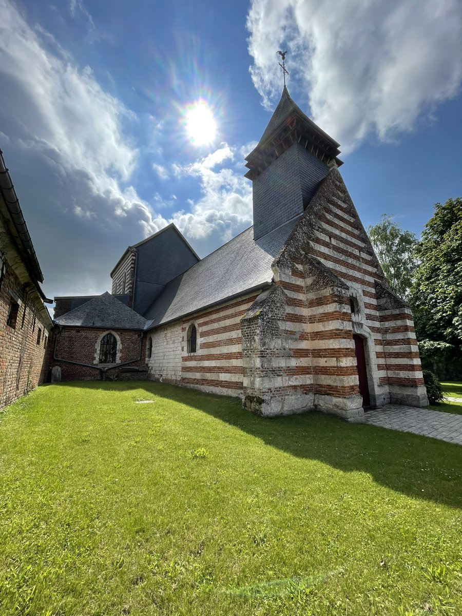 pierresavreux's tweet photo. Visite de Bertangles avec le maire Joseph Debart et ma collègue Marion Dournel-Garat. Du château de Clermont-Tonnerre à l’église Saint-Vincent, cette commune est l’une des pépites patrimoniales de la métropole. https://t.co/2ObqqxfKzq