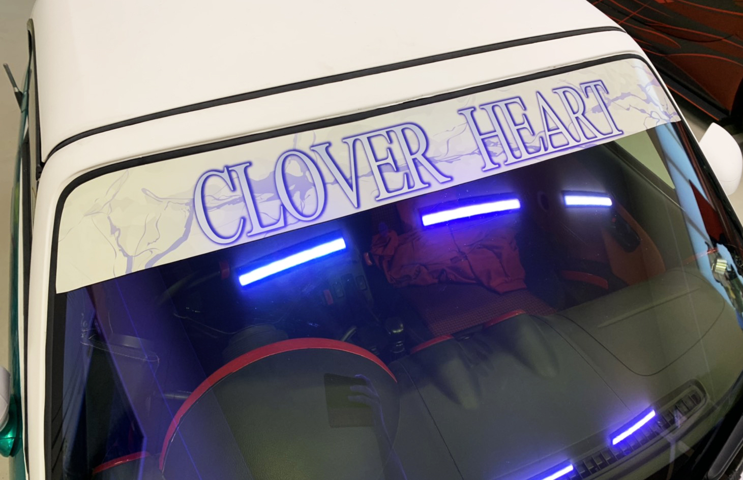 Cloverheart カーラッピング カーフィルム Chステッカー製作施工 痛天に掲載いただいた脱着式ハチマキのご紹介を こちらは接着層が吸着タイプのため 気軽に貼り剥がしが可能です イベント会場での施工も可能ですので 車検を気にせず取り付けでき