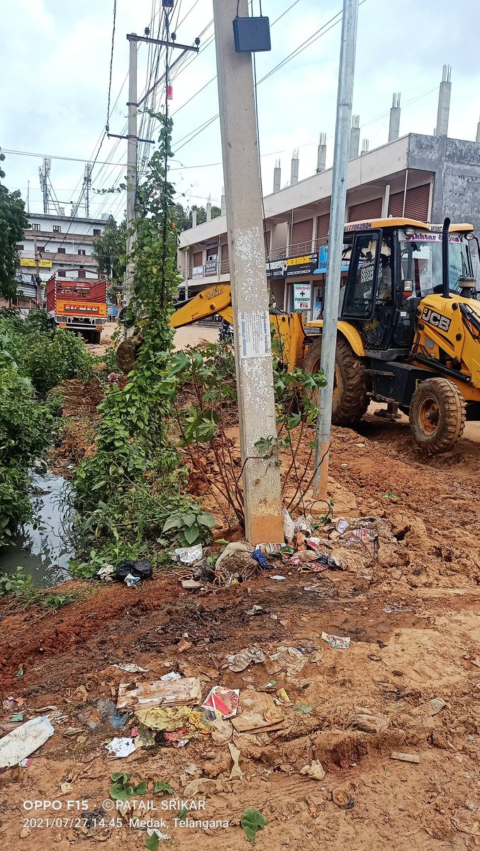PatailSrikar's tweet photo. @RajarshiShah @Collector_SRD @KTRTRS @KTRoffice work is doing by  gathered colony members as there is no response from sangareddy municipality https://t.co/4k6gSKiew4
