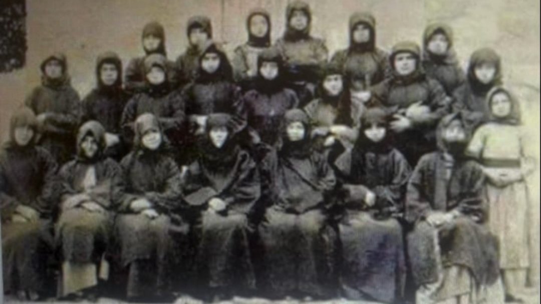 Çarşaf düşmanı olupta 'Cumhuriyet Kadınıyım' diye övünen , cepheye mühimmat taşıyan işte bu analarımızdı.
#İhsanSenocakYalnızDeğildir