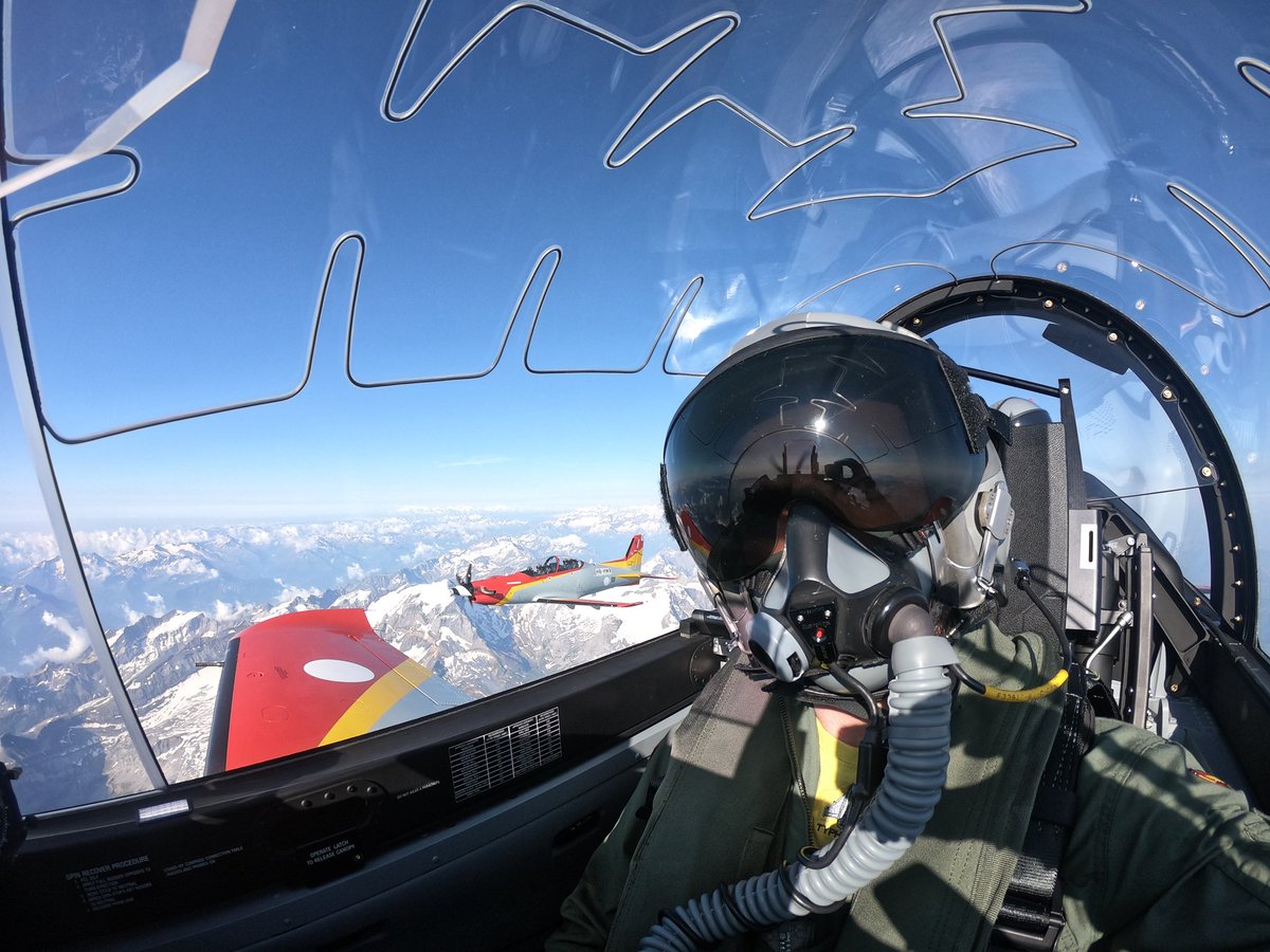 Good morning, #aviators! While training in #Switzerland, our pilots have already been able to enjoy their first formation flights with the new teaching aircraft #PC21 @PilatusAircraft #Spanishairforce