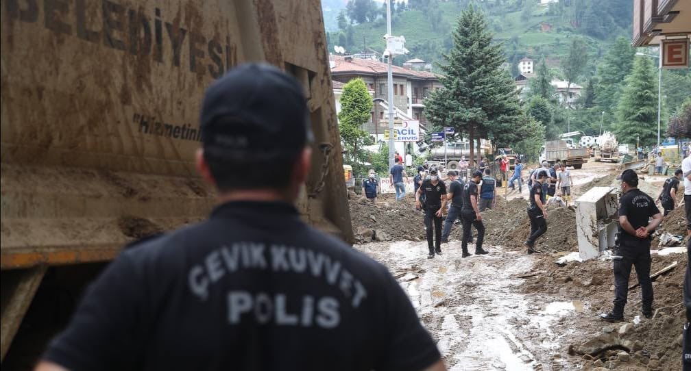 EmniyetGM's tweet photo. Tüm imkanlarımızla afet bölgesinde vatandaşımızın hizmetindeyiz

#Artvin
#Rize https://t.co/hu74bHxHwG