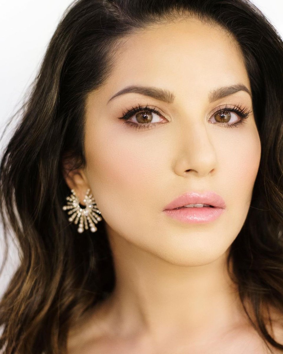 SunnyLeone's tweet photo. Shoot ready !!!! All the essentials to make it perfect !!! Be a STAR ⭐️ 
@starstruckbysl https://t.co/QcPgG20Hf0 
💋 https://t.co/KXSFnyx6q8
