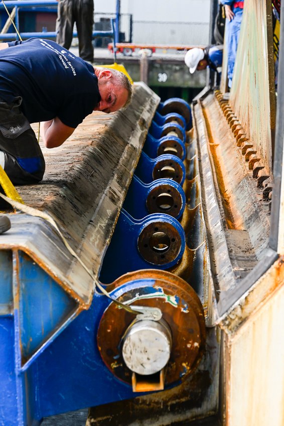 Our #heavylift mobile harbour cranes are not only very strong, they are also very precise! Successfully assisted Messrs. van Loenen Repairs with attaching a heavy ramp/platform on a roro vessel alongside our quay at RHB Stevedoring - Rotterdam #umsg rhb.nl