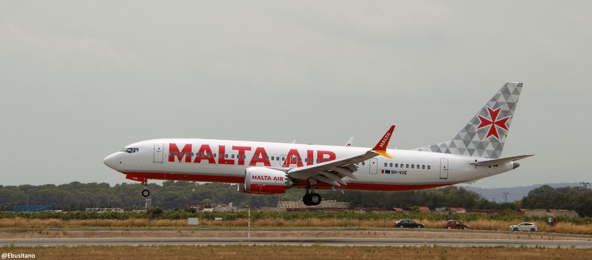 Ebusitano's tweet photo. Hacía mucho que no me escapaba a @aeroVLC , pero me llevé un gran sabor de cámara. El vuelo inaugural de #Malt@Ryanair con el @Boeing 737-8-MAX200 y el A320 de  @FlyingBrussels con los colores de los #SNREDDEVILS. Y todo con la estupenda compañía de @GabyRockFly ... un placer. https://t.co/mVfAtfHEiH
