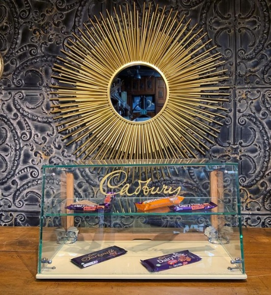 Sweet #salvage: This delicious #midcentury #Cadburys cabinet would be the perfect place to display jewellery &amp; watches, or would be ideal for cupcakes in a #vintage tea room.
reclaimedworld.com/.../vintage-mi…
#reclaimedworld #cheshire #visitcheshire #chocolate #vintageshopcounter #antiques