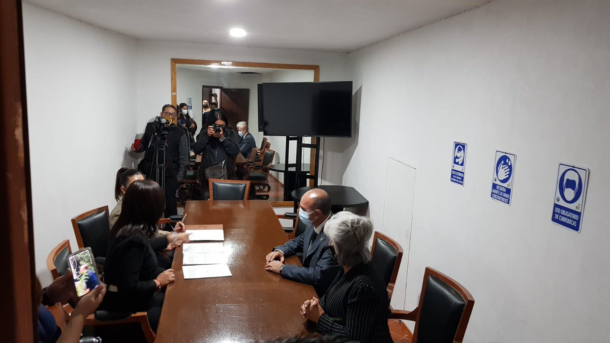 RafaelGarnicaDr's tweet photo. Previo a la Sesión Solemne, nos reunimos integrantes de la #Comisión de #DesarrolloEconómico para firmar los acuerdos discutidos ayer; y dar trámite a todos los asuntos turnados, sin dejar ninguno pendiente de análisis y discusión.
#RafaelGarnica
#GenerandoResultados https://t.co/m9LOIFNRFq