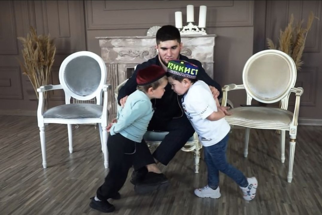 Хасбик и абдурозик. Хасбулла и абдурозик. Хасбик и абдурозик. Хасбулат магомедов и абдурозик. Хасбик против абдурозика.