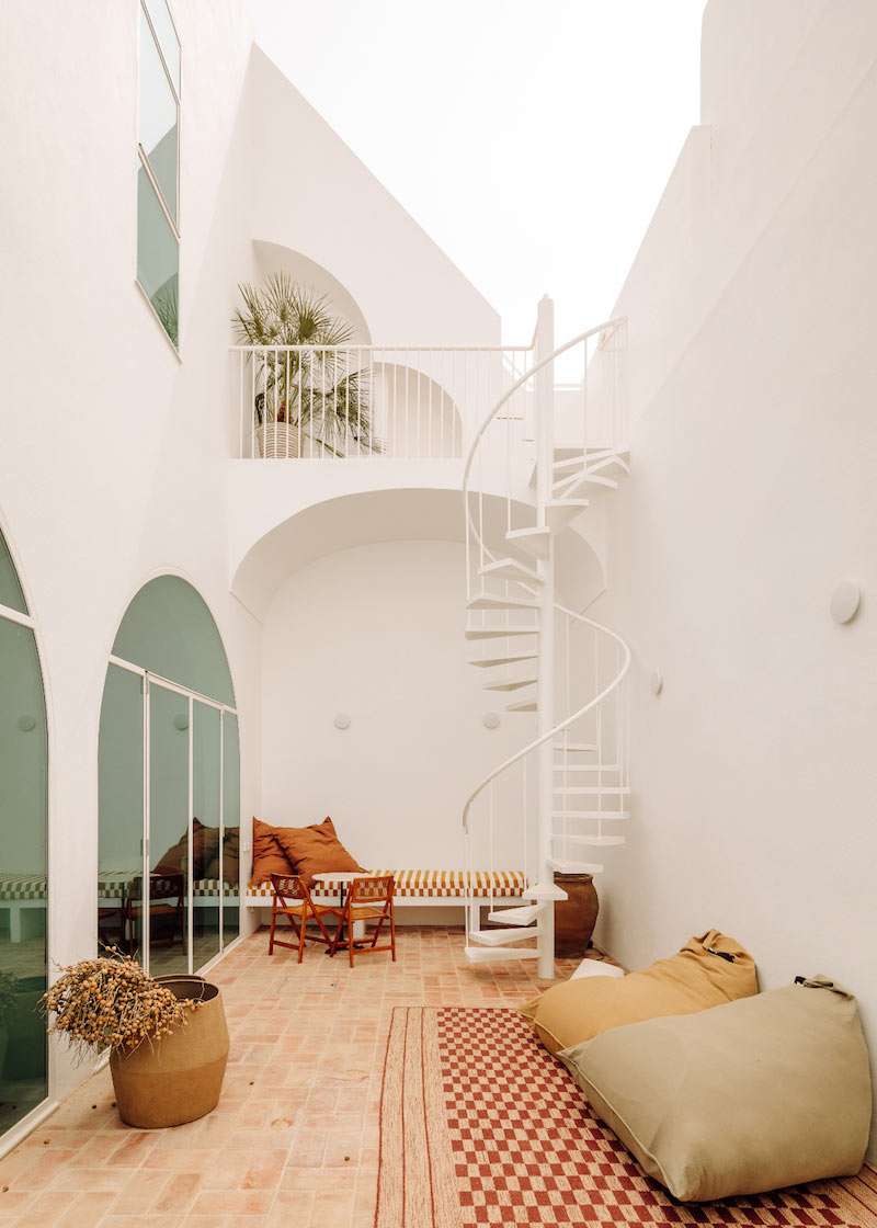 Su antiguo almacén de pescado se ha convertido en una casa moderna con un aire de ciudad sureña. Las habitaciones de techos altos del antiguo almacén  dan a esta casa un ambiente amplio, moderno pero sobre todo relajado.