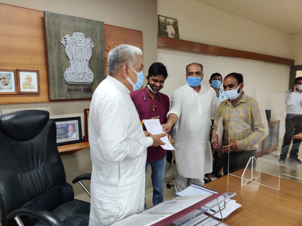 આજ રોજ કૃષિ મંત્રી શ્રી <a href="/rcfalduofficial/">RC Faldu</a> સાહેબને #ગ્રામસેવકની ભરતી જલદીથી બહાર પાડવામા આવે એ બાબતે રજુઆત કરવામા આવી અને સાહેબ દ્વારા વિશ્વાસ આપવામા આવ્યો છે કે જલદીથી પંચાયતની ગ્રામસેવક ઉપરાંત DRDA માં અંદાજીત 700 ગ્રામ સેવક અને કૃષિ વિભાગમા વિવિધ જગ્યાઓની ભરતી બહાર પાડવામા આવસે