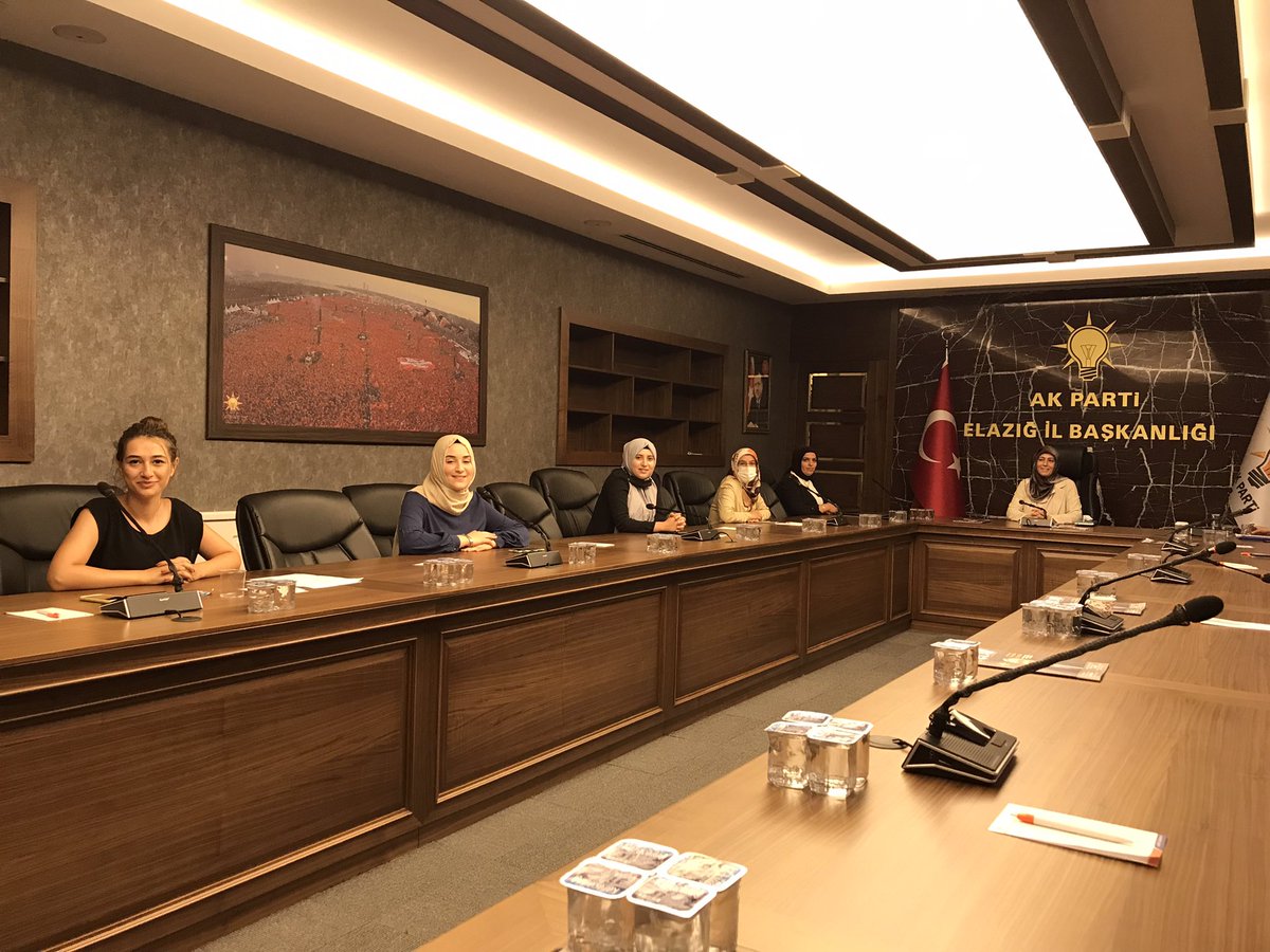 Kadın Kolları Başkanımız Sn. <a href="/Canan_Savli/">Canan Şavlı</a> riyasetinde Haftalık Yürütme Kurulu toplantımızı gerçekleştirdik.

Toplantımızın hayırlara vesile olmasını diliyoruz.

<a href="/AKKADINGM/">AK Parti Kadın Kolları</a> 
<a href="/aysekesir/">Ayşe Keşir 🇹🇷🇹🇷🇹🇷</a>
