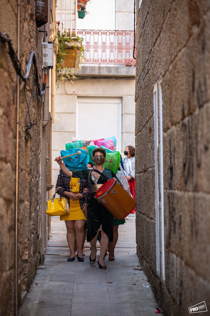 📸 MOMENTO
Aínda retumban os tambores. Treman as portas e as ventás da miopía. Señoras e señores, o 'Comando' pasando por Cangas como un trebón de luminarias #comandoseñoras 
#reconectaconhumor #teatroparacurar #artesescénicasCangas #vitaminacómica #vacínateconteatro