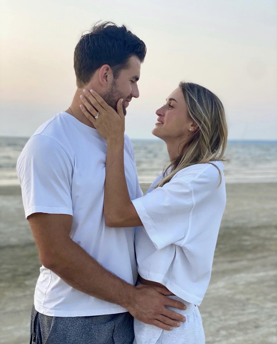 Capitals's tweet image. He put a 💍 on it!

(📸: IG/tomwilson)

#TomTuesday