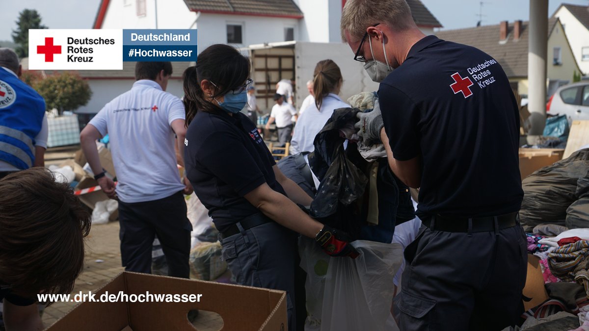 roteskreuz_de's tweet photo. Fast zwei Wochen sind vergangen seit der folgenschweren #Flutkatastrophe.

Seitdem sind unsere #DRK Helferinnen und Helfer Tag für Tag im Einsatz und geben ihr Bestes.

Aufräumen, Versorgen, Sortieren, Verteilen - helfen wo Hilfe gebraucht wird.

👉 https://t.co/aTcvicHOa9 https://t.co/2OGjWtUpB0