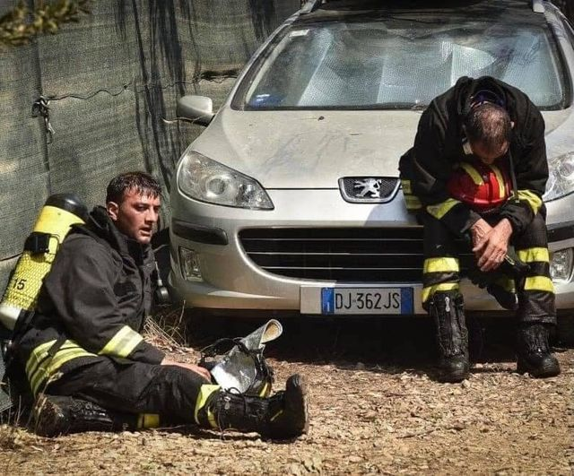 pierpi13's tweet photo. Eccoli, in questa foto che parla da sola. Sfiniti da ore di lavoro, per salvare la Sardegna dal fuoco. Una lotta impari,con la consapevolezza che anche un centimetro di terra levato alle fiamme è una vittoria. 
Non servono grandi parole, per questi servitori dello stato. 
 grazie https://t.co/UuqCqZUj4U