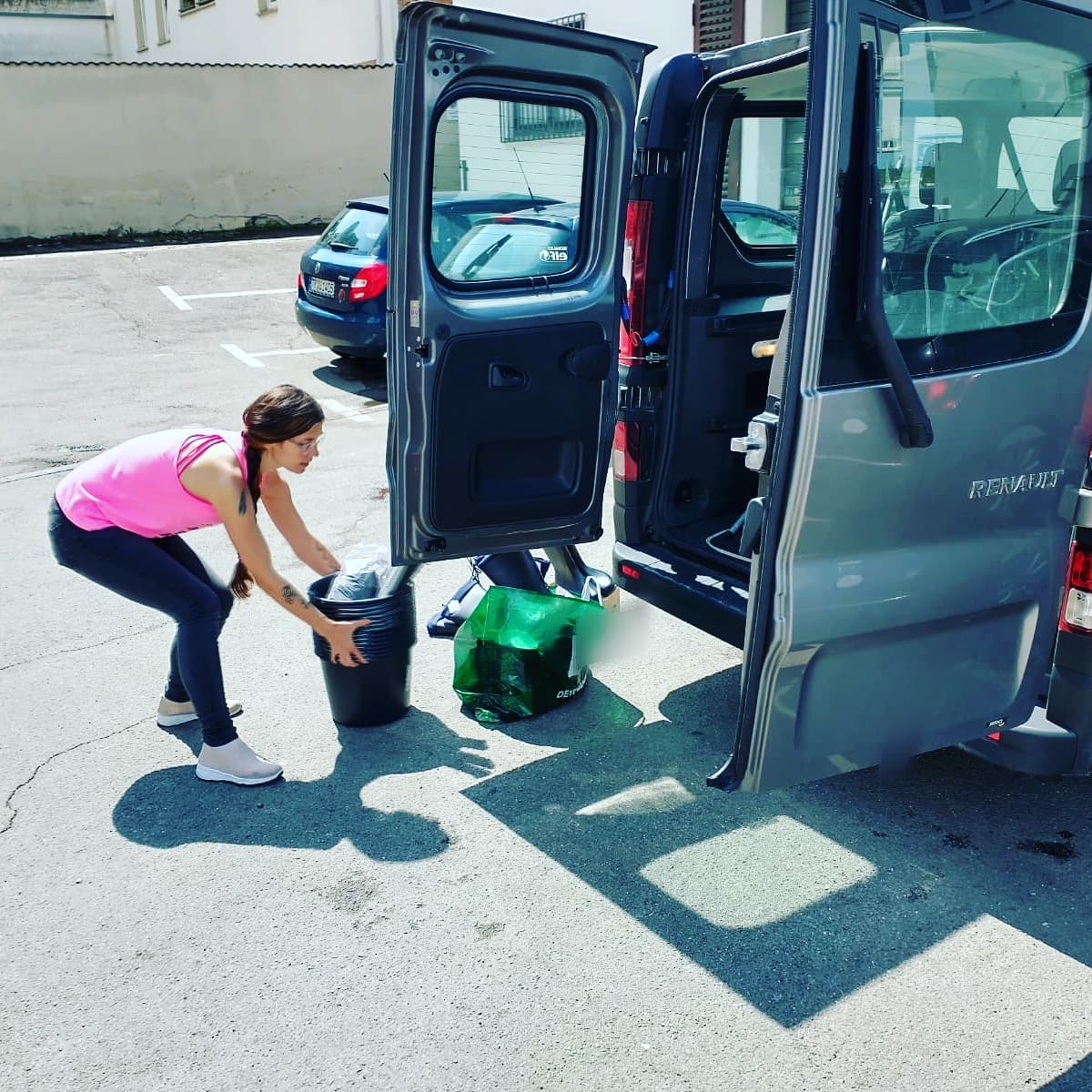 Vor einigen Tagen beschloss die <a href="/dielinke_rlp/">DIE LINKE Rheinland-Pfalz</a> einen Betrag x, um Sachspenden für die Helfer*innen im Kreis Ahrweiler zu kaufen. <a href="/Katrin_Werner/">Katrin Werner</a> hat sich also sofort die benötigten Dinge besorgt. Die Frau mit Bus hat dann gestern alles ausgeliefert. 😉