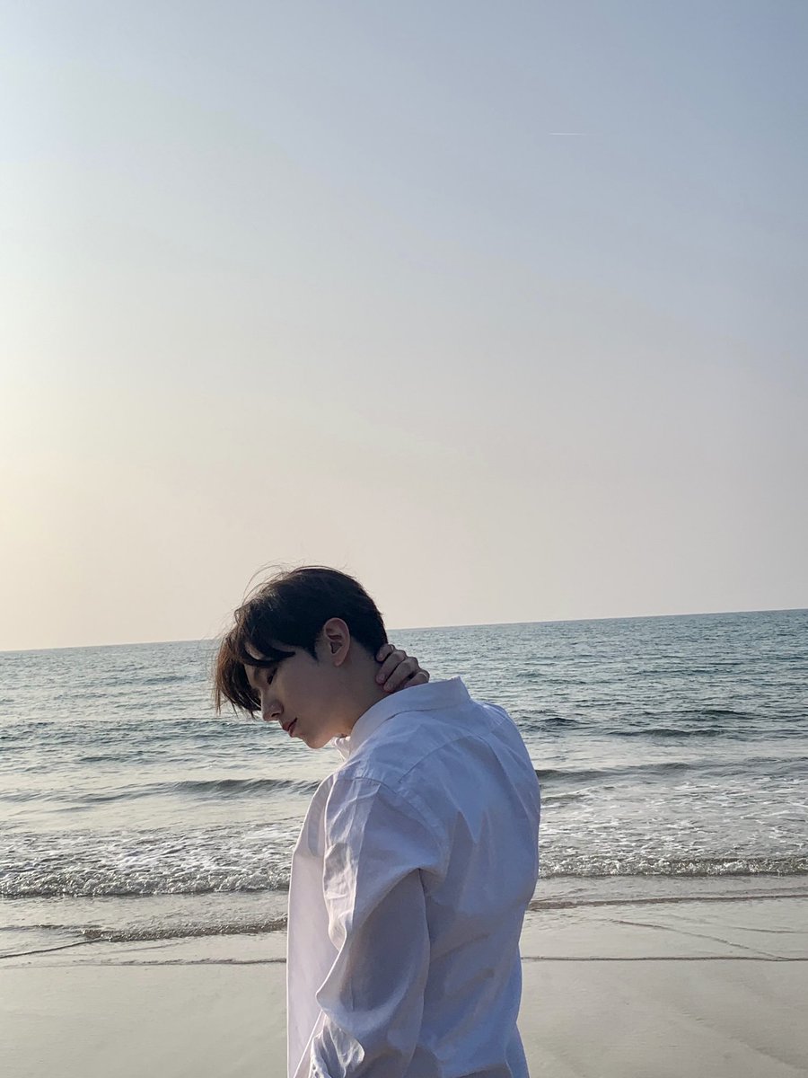 OfficialMONSTAX's tweet photo. 포토북 궁금해요?
Are you guys curious about the photo-book? #기현 https://t.co/hgo4UEVwPr
