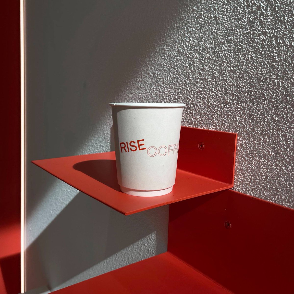 Barista_TH's tweet photo. #RiseCoffee คาเฟ่เปิดใหม่สุดแนวมาในโทนร้อนแรงสีแดง-ขาว ที่เป็นร้านกาแฟและโรงคั่วหน้าใหม่แต่ฝีมือเก๋าอยู่เพลินจิตนี่เอง เสิร์ฟกาแฟคั่วสดใหม่เมล็ดไทย House Blend แนะนำเมนู ลาเต้ทานคู่กับ Corn-Fused Cookie คุกกี้ซิกเนเจอร์ที่กรอบนอกฉ่ำในไส้ cereal milk เกินต้านน😍
@aroii #รีวิวคาเฟ่ https://t.co/MBkriH50Ui