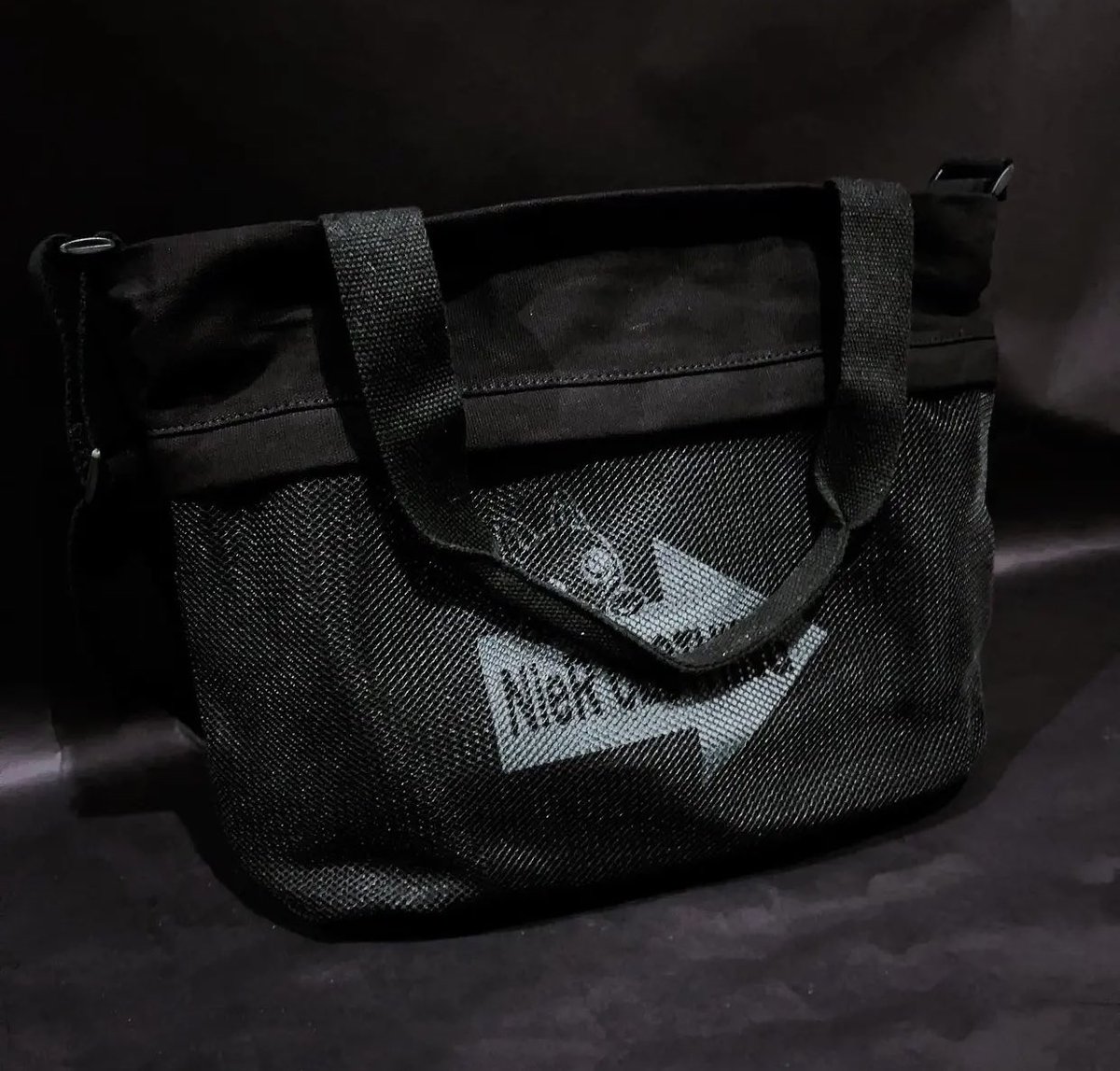 NieR_tokyo's tweet photo. 🎁本日〆切プレゼント企画🎁

【2WAY CANVAS SHOULDER BAG】

🎁4名様にプレゼント🎁

◼応募方法
フォロー(@NieR_tokyo) &amp; RT
◼締切〆  本日24時

※鍵垢の方も対象内です。
是非ご参加ください🙇‍♂️🙇‍��️ https://t.co/LTXfSyqlwt