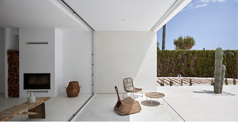 El diseño de la vivienda nace con la idea del estilo de la casa payesa ibicenca con líneas simples y  claras y el color blanco como trazos de inicio. La vivienda queda mojada por la luz de la ciudad de Dénia.#singularesjournal #architecture #minimalism #housedesign #mediterranean