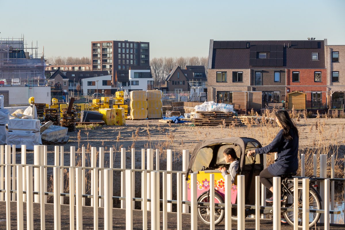 Rotterdammers tussen de 18 en 35 jaar kunnen vanaf 1 augustus een #starterslening aanvragen voor de aankoop van hun eerste woning. Dit geldt ook voor Rotterdammers ouder dan 35 jaar, die een sociale huurwoning bij een corporatie achterlaten. Meer info: bit.ly/3f47YFQ.