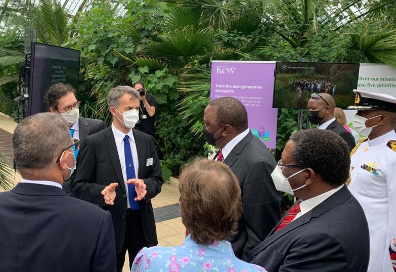 SpaceParkLeic's tweet image. Today Prof. Balzter presented the award-winning 𝙁𝙤𝙧𝙚𝙨𝙩 𝘼𝙡𝙚𝙧𝙩 satellite project to President Kenyatta on his visit to Kew Gardens.

Forest Alert sends out rapid deforestation alerts to rangers in the field.

➡️bit.ly/2VgBNMk

🇰🇪🤝🇬🇧
#COP26 #GES2021 #YoCAKenya
