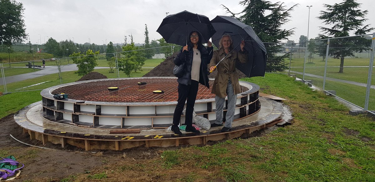 Het Nelson Mandela gedenkteken wordt 5 september a.s onthuld in het gelijknamige park in Zuidoost. Met directeur CBK Annet Zondervan op de plek waar de voorbereidingen in volle gang zijn. #cbkzuidoost  #mandelagedenkteken #pvda020