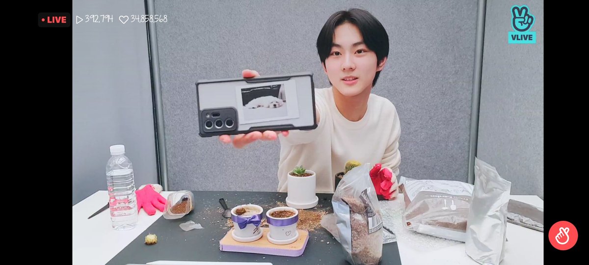 engenesis_'s tweet photo. JUNGWON showing his dimple and Maeumi's picture

#JUNGWON #ENHYPEN_JUNGWON #ENHYPEN #MAEUMI #ENHYPETS @ENHYPEN_members https://t.co/nw2cJTlGQl