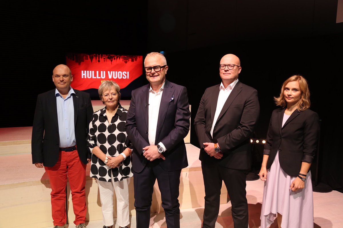 Kohta tulee 30 vuotta siitä, kun #Neuvostoliitto romahti. #Hulluvuosi1991 käsittelee aihetta <a href="/YleTV1/">Yle TV1</a> ja @yleareena elokuussa. Dokumentin lisäksi luvassa keskusteluohjelma, jossa vieraina <a href="/ljaakonsaari/">Liisa Jaakonsaari</a>, <a href="/sinikukka/">Sinikukka Saari</a>, <a href="/FINambUS/">Leena-Kaisa Mikkola</a> ja Tuomas Forsberg. <a href="/NurminenTapio/">Tapio Nurminen</a> juontaa.