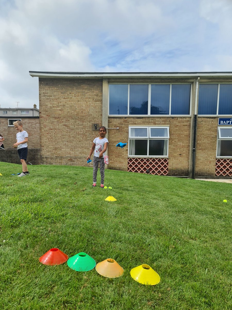 EnergiseSchools's tweet photo. We've moved on to some throwing and catching using bean bags and tennis balls! Lots of fun practising these skills! @EnergiseMe_ @abrigroup @HAFSouthampton #activebursts https://t.co/EYXGKvCRI3