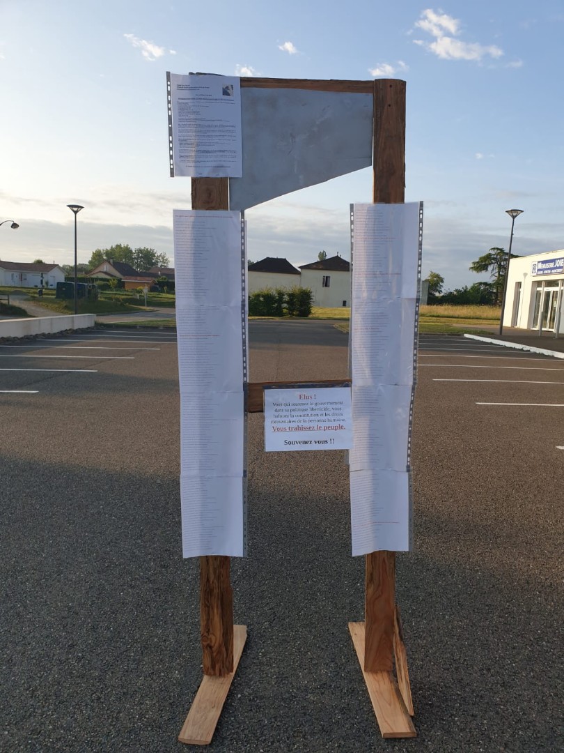 AnonymeCitoyen's tweet image. Deux #guillotines avec les noms de centaines d&apos;élus défendant le #PassSanitaire ont été découvertes samedi dans deux villages des Landes. La liste est celle des 300 élus qui dans une tribune du JDD avaient salué &quot;le courage des décisions prises par Emmanuel Macron&quot;. (France Bleu)