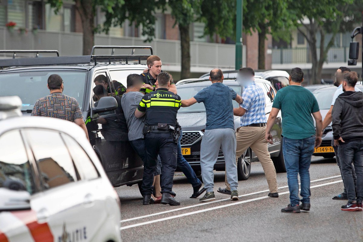 Drie Soester vechtersbazen opgepakt voor belediging en poging tot mishandeling agent bij aanrijding Dalweg; 'Menigte van tientallen omstanders zorgde voor grimmige sfeer'