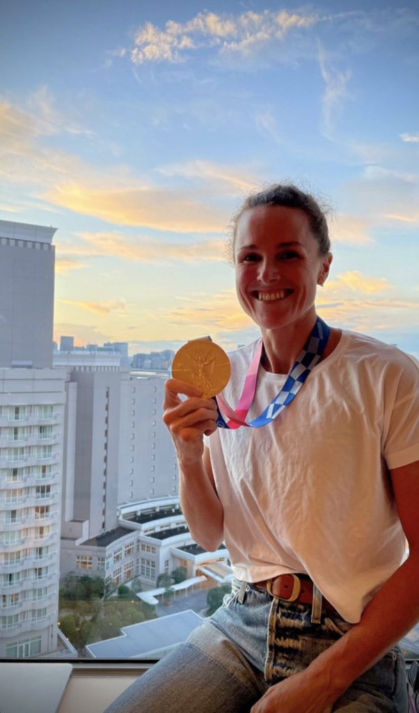 BERMEMES's tweet image. First #Gold Medal 
First Woman Medalist  
Smallest nation in the world to ever win a Gold Medal.

Flora Duffy, Bermuda magic 🥇🇧🇲 #OlympicGames