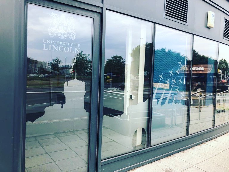 Allen_Signs's tweet photo. Delighted to be working with the @unilincoln again today by creating and fitting these gorgeous window graphics!
A nice little appearance from the @rafredarrows, @LincolnCastle & @LincsCathedral 🤙
#windowgraphics #brand #signage #allensigns https://t.co/7NWZ38SUcR