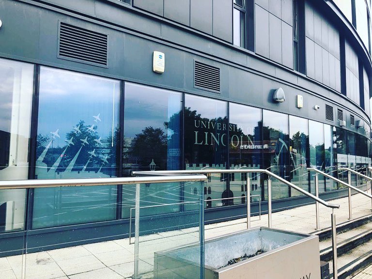 Allen_Signs's tweet photo. Delighted to be working with the @unilincoln again today by creating and fitting these gorgeous window graphics!
A nice little appearance from the @rafredarrows, @LincolnCastle & @LincsCathedral 🤙
#windowgraphics #brand #signage #allensigns https://t.co/7NWZ38SUcR