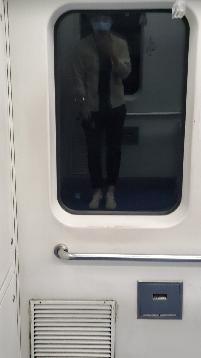 XiaochenXX's tweet photo. 时差颠倒了……喝酒不开车🤯 https://t.co/irXgCJrpRu