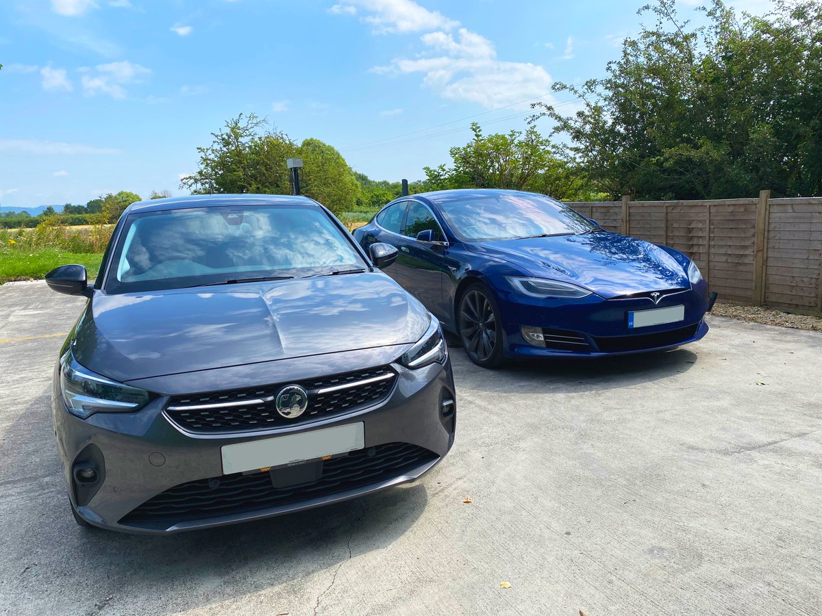 epark_UK's tweet image. Two lovely clean EV&apos;s ready for some filming! New video content coming soon👀 #ElectricVehicles #evcharging