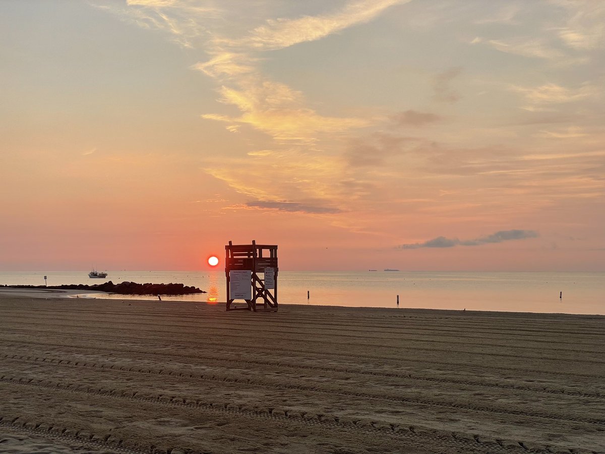 kriztinaVA's tweet photo. Sunrise over the Chesapeake Bay #virginia #buckroebeach #igotupforthis https://t.co/YdgN15OswX