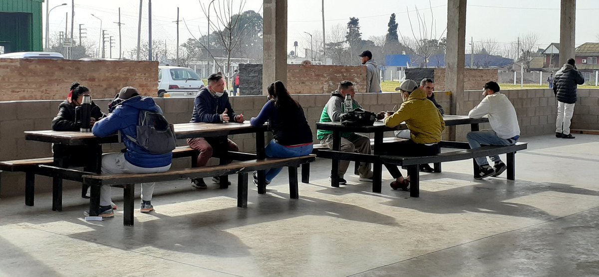 Tomarse tiempo para escuchar al otro, para hacerse parte del camino vida. "Acompañar al otro es llegar al corazón" #lavidacomoviene #cuerpoacuerpo #hogardecristo