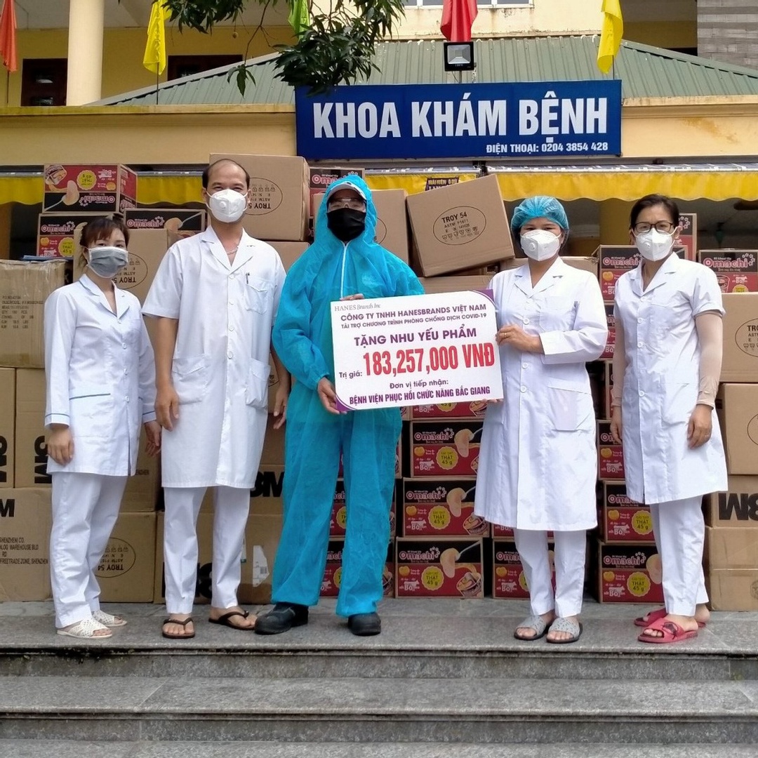 HanesBrands's tweet photo. #WeCare about our communities!

Contributions from 12k+ associates in our manufacturing facilities in Vietnam helped provide food and PPE to support the medical community treating COVID-19 patients.

Learn more about how we engage in our communities @  https://t.co/5GgpVlm0wZ. https://t.co/MmHpslICTN