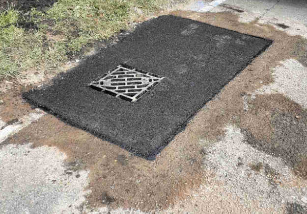 essexhighways's tweet photo. Full drain makeover on Colchester Road #Peldon @yourcolchester with replacement of the damaged, loose cover and a clean out of the drain itself. You can report issues with flooding, drain and manhole covers at: https://t.co/DuWCgcc5R6 https://t.co/CAe8NTupb3