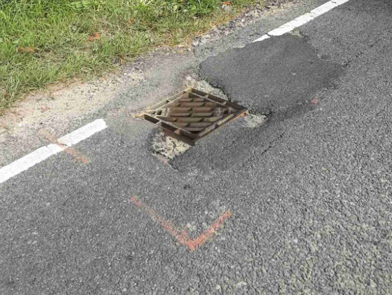 essexhighways's tweet photo. Full drain makeover on Colchester Road #Peldon @yourcolchester with replacement of the damaged, loose cover and a clean out of the drain itself. You can report issues with flooding, drain and manhole covers at: https://t.co/DuWCgcc5R6 https://t.co/CAe8NTupb3