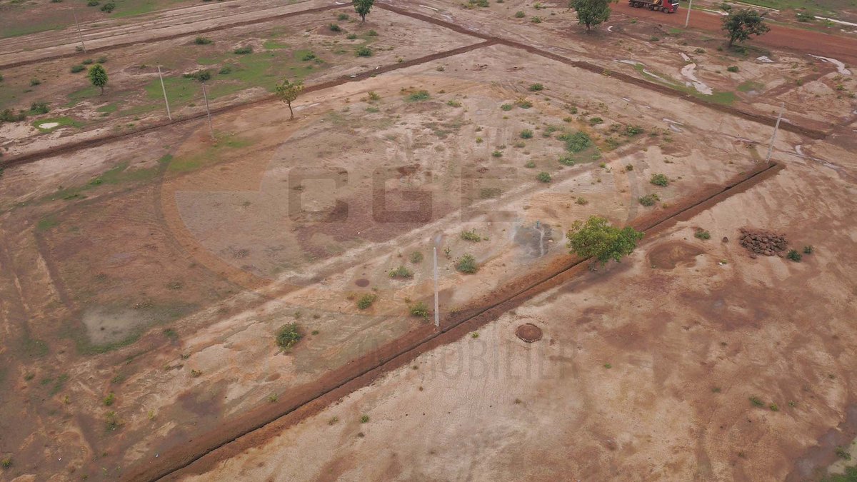 info_cgeimmob's tweet photo. #Famille, nous ne vous l'avions pas dit...? Après la phase 1, les travaux de viabilisation de la phase 2 de la #ville_nouvelle_de_yennenga avancent. Tracé de conduite d'eau, pose des poteaux électriques... le meilleur reste à venir!
#BurkinaFaso
#lwili https://t.co/qTJlDXInTE