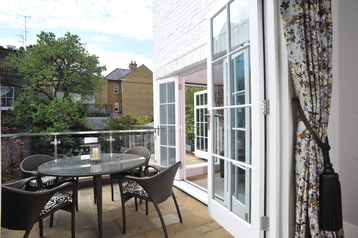 BascombDrew's tweet image. A light, comfortable and elegant sun room opens up onto a roof terrace, maximising the light and space perfectly. 

Full refurbishment @bascombdrew 
Architectural Layout &amp;amp; Planning @smallwoodarchitects