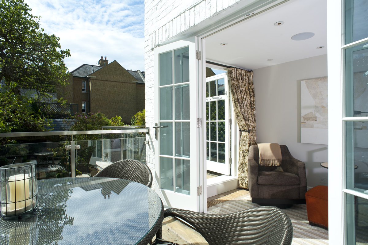 BascombDrew's tweet image. A light, comfortable and elegant sun room opens up onto a roof terrace, maximising the light and space perfectly. 

Full refurbishment @bascombdrew 
Architectural Layout &amp;amp; Planning @smallwoodarchitects