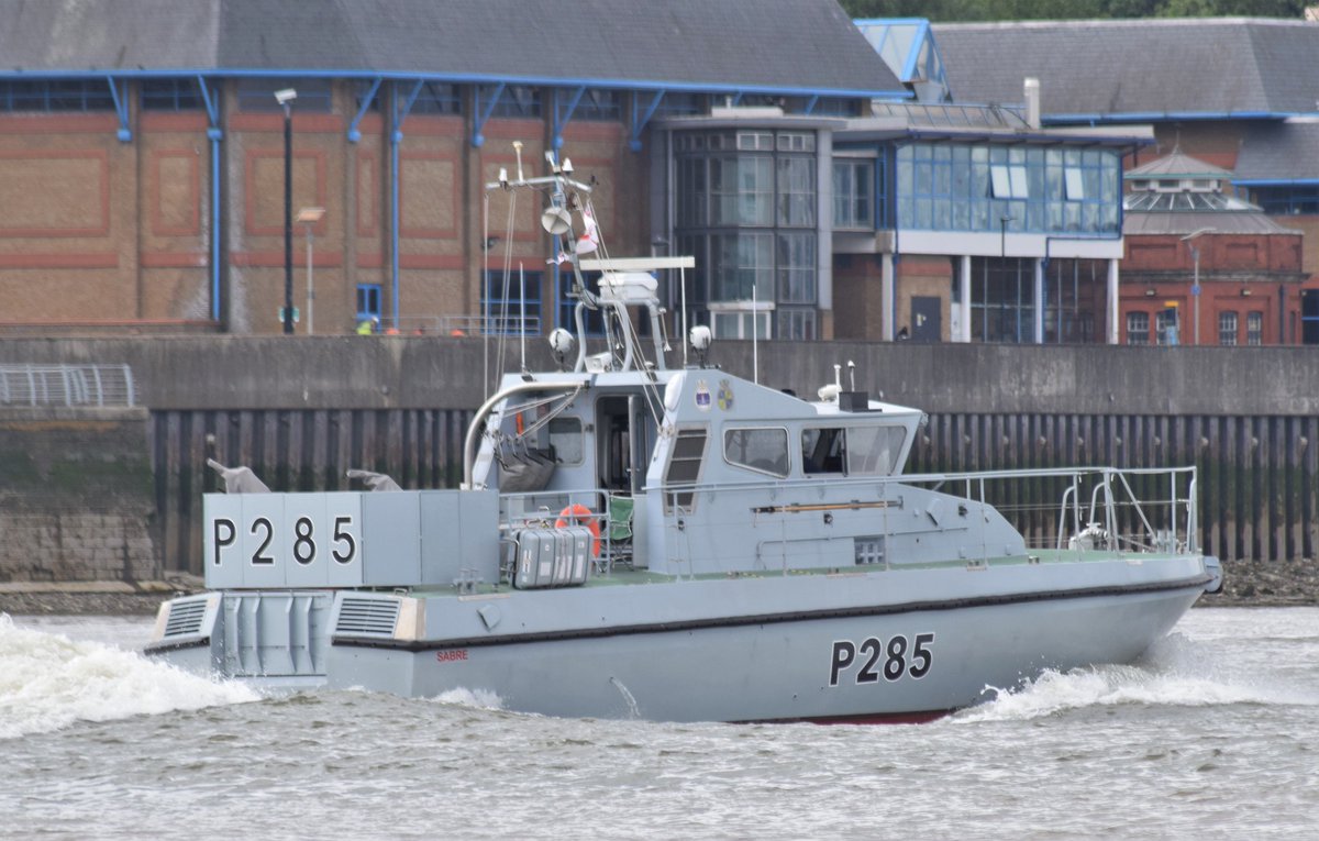 AJBC_1's tweet photo. A first of class visit (?) to the #Thames and #London for #RoyalNavy's @HmsScimitar #P284 & @HmsSabre #P285 Lifespan Patrol Vessels of the Coastal Forces Squadron - heading to @HMSPresidentRNR #dlr_blog
#LPV #CoastalForces #CFS #RN
@LondonPortAuth @NavyLookout https://t.co/vi2KYAbkZ3