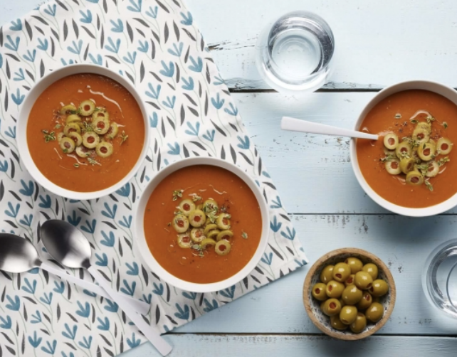 🌿 La #aceituna de mesa constituye uno de los emblemas de la dieta mediterránea. La puesta en valor de la cocina tradicional convierte en tendencia recetas clásicas con aceitunas, de ahí que se haya introducido, tanto en mercados nacionales como internacionales.