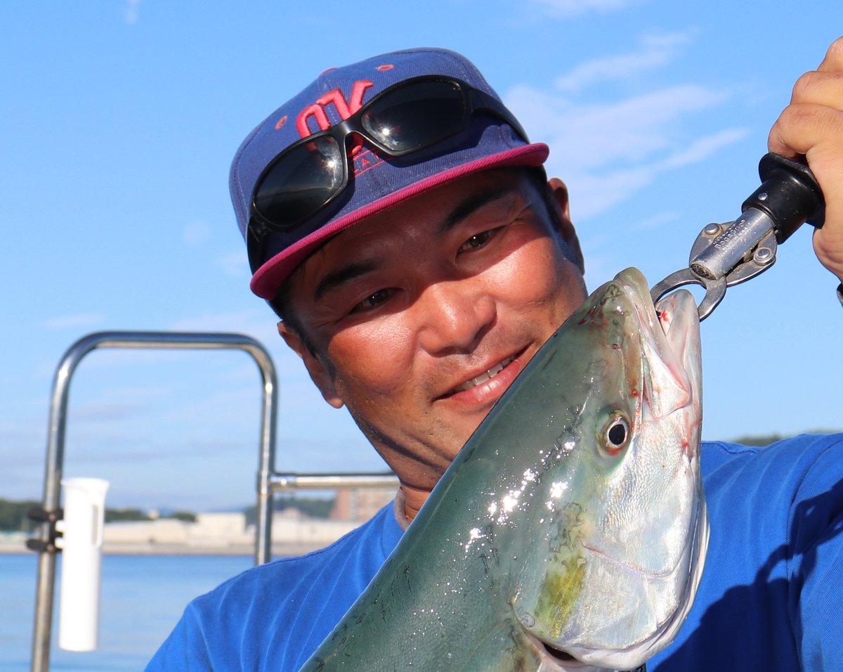 Tomoyuki Ushiwatari 金龍丸 トロピカルチューズデイ ブリにシイラ 今日網走までは釣りキャンプに 豊浦の遊漁船 マジカルアワーの船長遊びに来てくれました 北海道 網走 豊浦 遊漁船 船長 金龍丸 マジカルアワー キャスティング ジギング